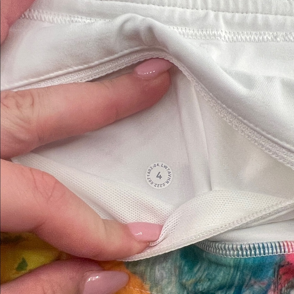 Lululemon Speed Up Shorts Size 4 2.5 Inseam - Picture 3 of 3
